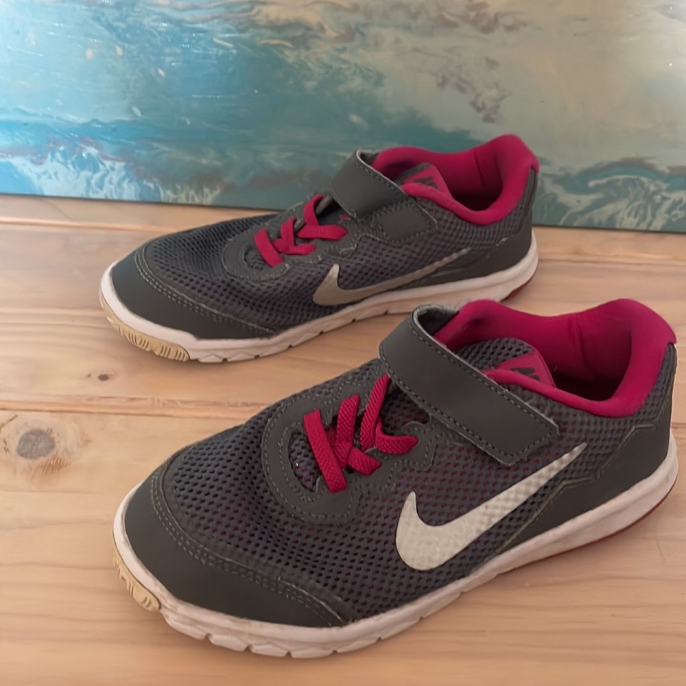 NIKE girl’s shoes pink gray Velcro size 12.5 EUC - Picture 3 of 12